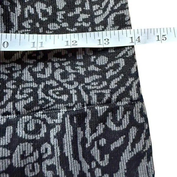 Gray leopard print leggings #leopard #leggings #Activewear #ScrunchButt - Picture 4 of 5